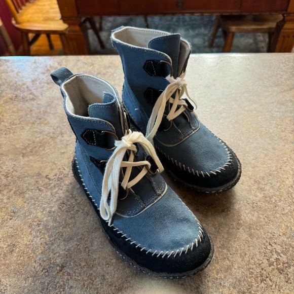 Sorel Shoes - Women’s Sorel Size 6 Blue/Black Suede Joplin Boots w Lace Tie Closure
